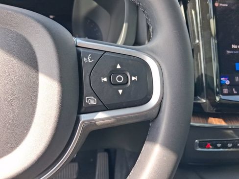 Used 2022 Volvo XC60 B5 Momentum w/ Protection Package Premier FWD image 19