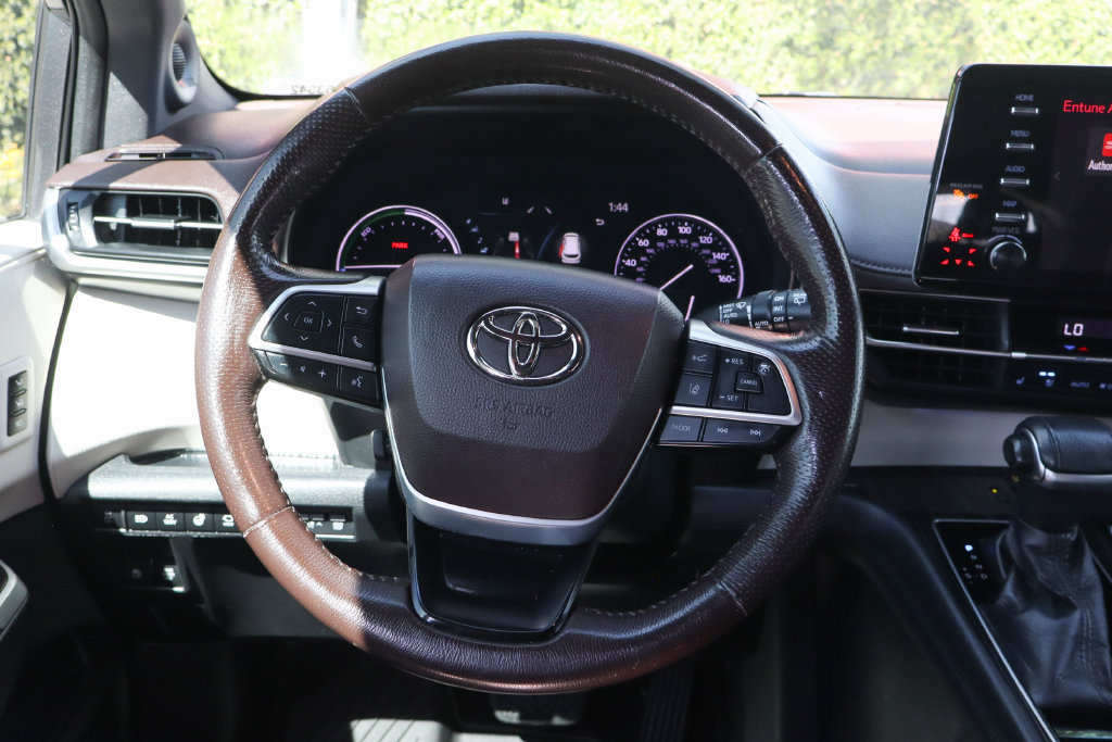 Used 2021 Toyota Sienna Platinum AWD/4WD image 24