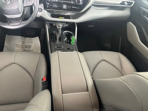 Used 2023 Toyota Highlander XLE AWD/4WD image 22