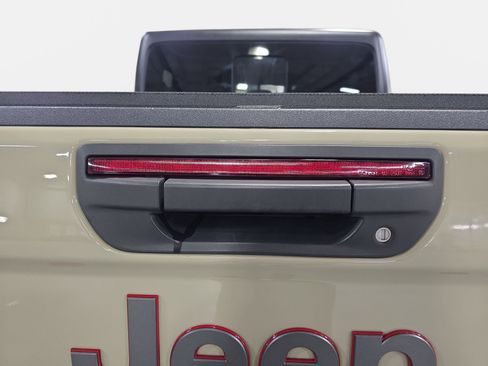 Used 2020 Jeep Gladiator Rubicon w/ Cold Weather Group AWD/4WD image 13