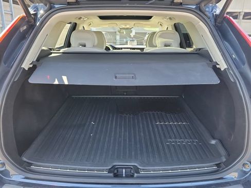 Used 2022 Volvo XC60 B5 Momentum w/ Climate Package FWD image 29