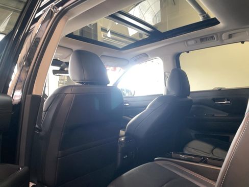 Used 2025 Nissan Pathfinder Platinum image 8