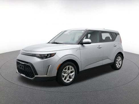 Used 2025 Kia Soul LX w/ LX Technology Package FWD image 3
