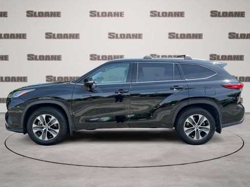 Used 2021 Toyota Highlander XLE AWD/4WD image 2