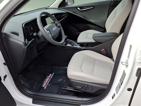 Used 2024 Kia Niro EX image 11
