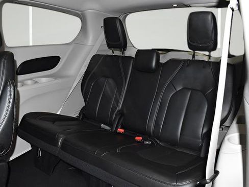 Certified 2023 Chrysler Pacifica Touring-L FWD image 14
