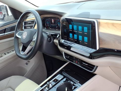 Certified 2024 Volkswagen Atlas SE w/ Panoramic Sunroof Package image 13