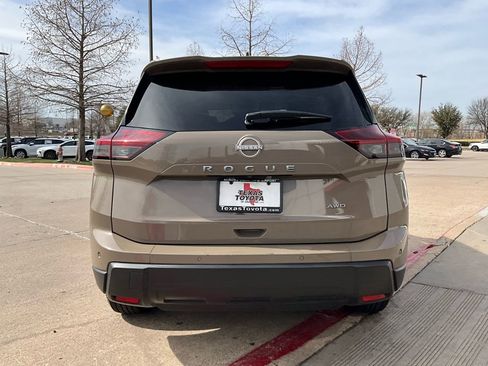 Used 2025 Nissan Rogue SV image 6