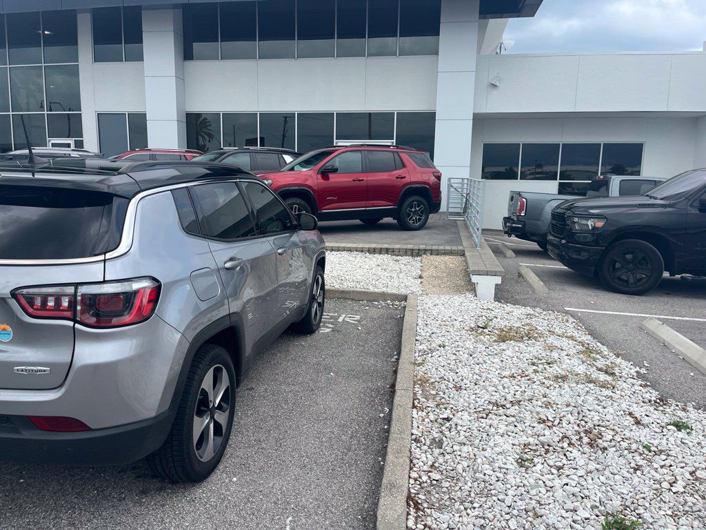 Used 2018 Jeep Compass Latitude w/ Popular Equipment Group FWD image 4