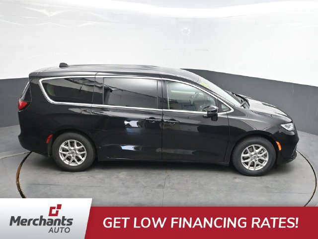 Used 2024 Chrysler Pacifica Touring-L FWD image 28