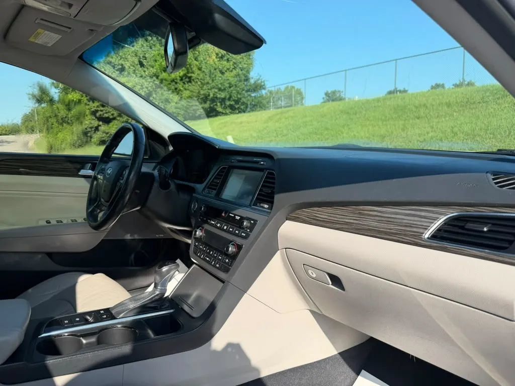 Used 2015 Hyundai Sonata Limited w/ Option Group 06 FWD image 11