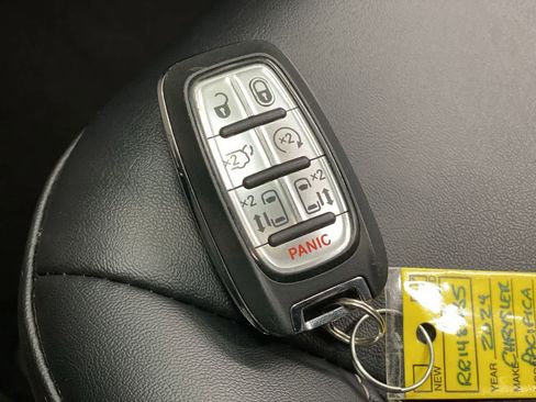 Used 2024 Chrysler Pacifica Touring-L image 27