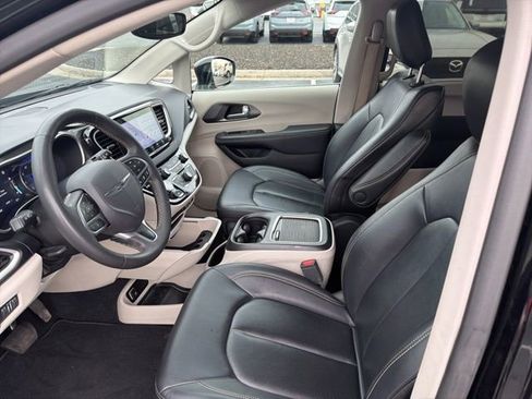 Used 2024 Chrysler Pacifica Touring-L image 11