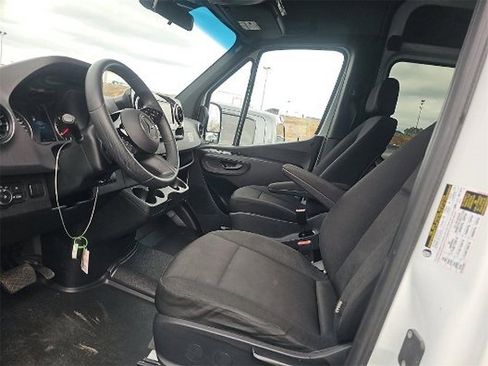 Used 2025 Mercedes-Benz Sprinter 2500 image 3