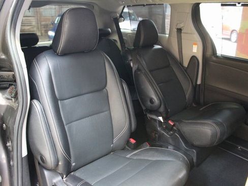 Used 2020 Toyota Sienna SE image 8