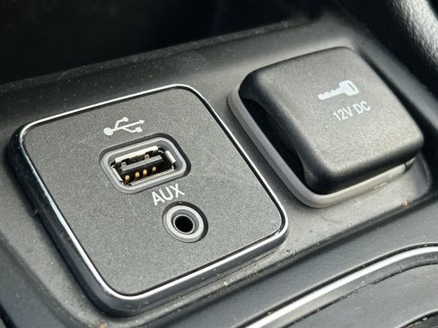 Used 2019 Jeep Cherokee Latitude Plus w/ Comfort/Convenience Group AWD/4WD image 17