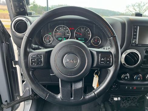 Used 2017 Jeep Wrangler Unlimited Rubicon w/ Connectivity Group image 12