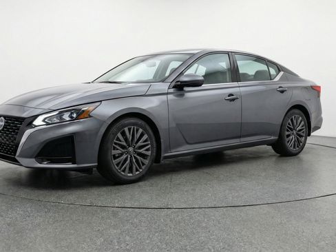 Used 2025 Nissan Altima 2.5 SV FWD image 3