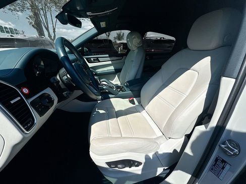 Used 2023 Porsche Cayenne Platinum Edition image 23