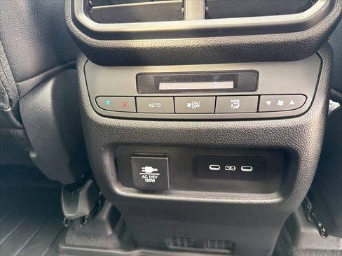 Used 2025 Honda Pilot TrailSport image 38
