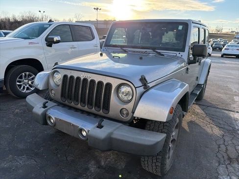 Used 2018 Jeep Wrangler Unlimited Sahara image 2