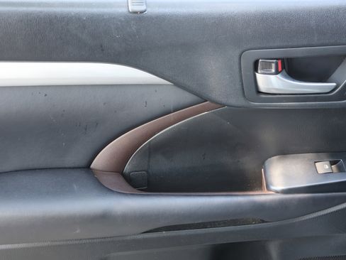 Used 2019 Toyota Highlander XLE image 39