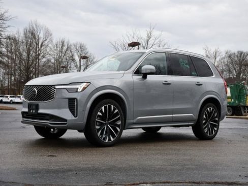 Certified 2025 Volvo XC90 B6 Plus image 3