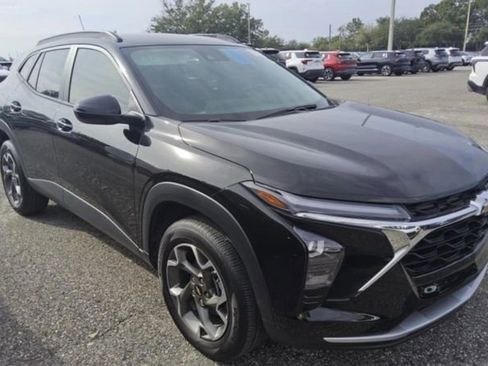 Used 2025 Chevrolet Trax LT image 2