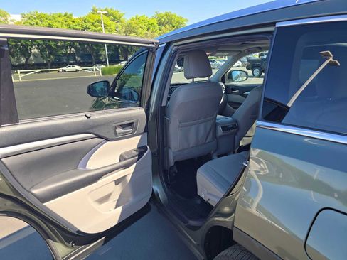 Used 2019 Toyota Highlander XLE w/ Carpet Mat Package (TMS) AWD/4WD image 17