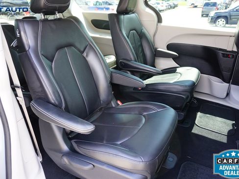 Used 2023 Chrysler Pacifica Touring-L FWD image 24