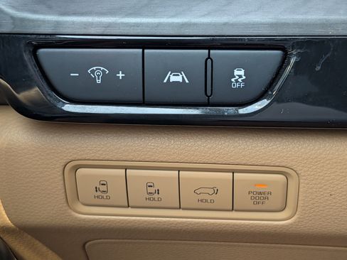 Used 2024 Kia Carnival EX FWD image 22