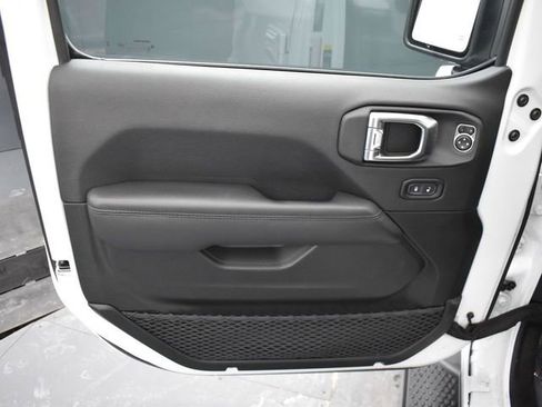 Used 2023 Jeep Wrangler Altitude image 13