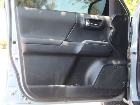 Used 2019 Toyota Tacoma TRD Off-Road AWD/4WD image 11