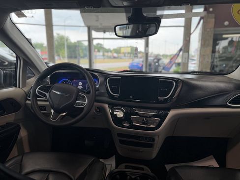 Used 2023 Chrysler Pacifica Touring-L FWD image 24