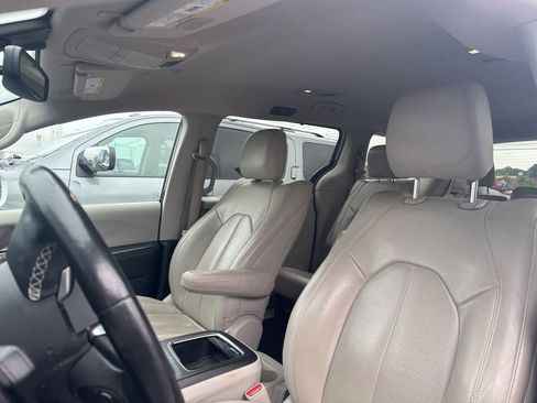 Used 2020 Chrysler Pacifica Touring-L Plus FWD image 13