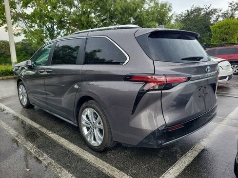 Used 2023 Toyota Sienna Platinum FWD image 4