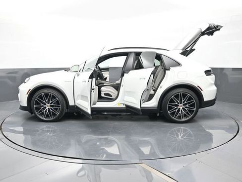 Certified 2025 Porsche Macan Electric RWD image 33