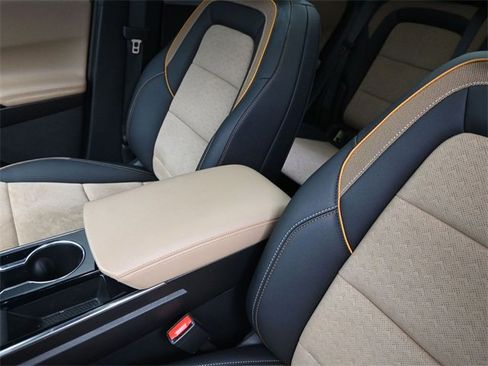 Used 2025 Chevrolet Equinox ACTIV w/ Safety and Technology Package image 18