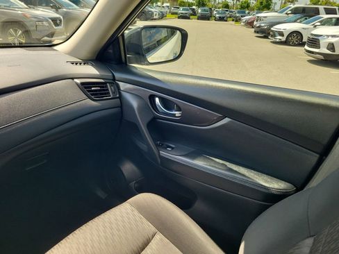 Used 2019 Nissan Rogue SV w/ Premium Package FWD image 18