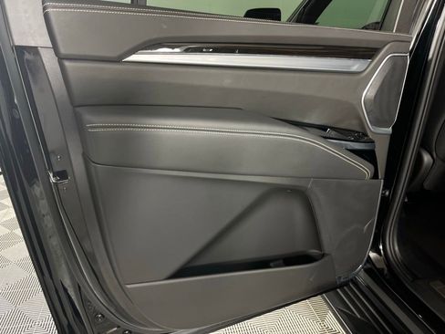 Used 2025 Cadillac Escalade ESV Premium Luxury image 29