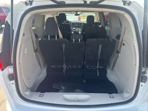 Used 2022 Chrysler Voyager LX FWD image 5