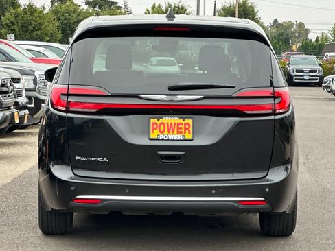 Used 2023 Chrysler Pacifica Touring-L FWD image 5