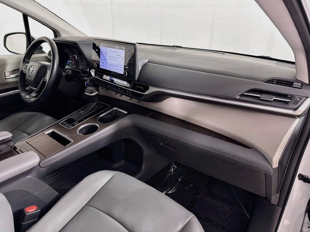 Used 2023 Toyota Sienna XLE AWD/4WD image 35