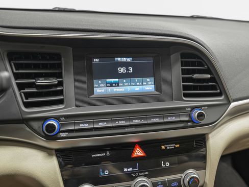 Used 2020 Hyundai Elantra SE FWD image 23