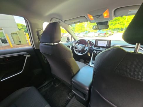 Used 2021 Toyota RAV4 LE AWD/4WD image 23