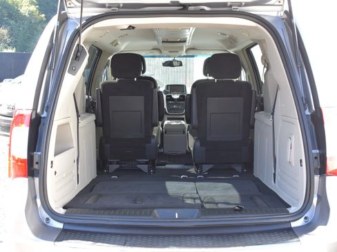 Used 2014 Chrysler Town & Country Touring FWD image 30