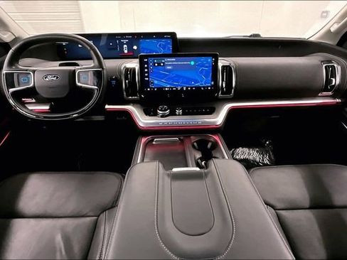 Used 2025 Ford Expedition Platinum image 18