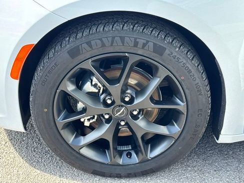 Used 2025 Chrysler Pacifica Limited image 26