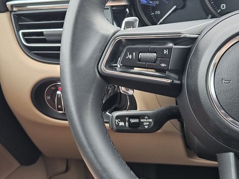 Used 2025 Porsche Macan image 26
