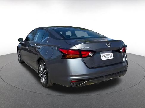 Used 2025 Nissan Altima 2.5 SV image 11